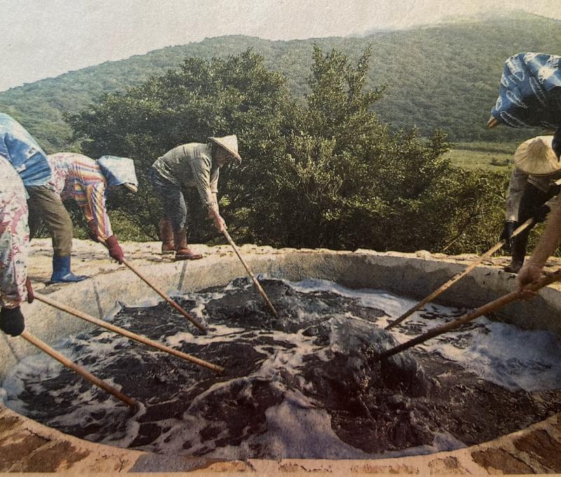 前人打藍、製藍的過程（照片拍攝者：蕭秀梅／拍照日期：2025/6/2翻拍）