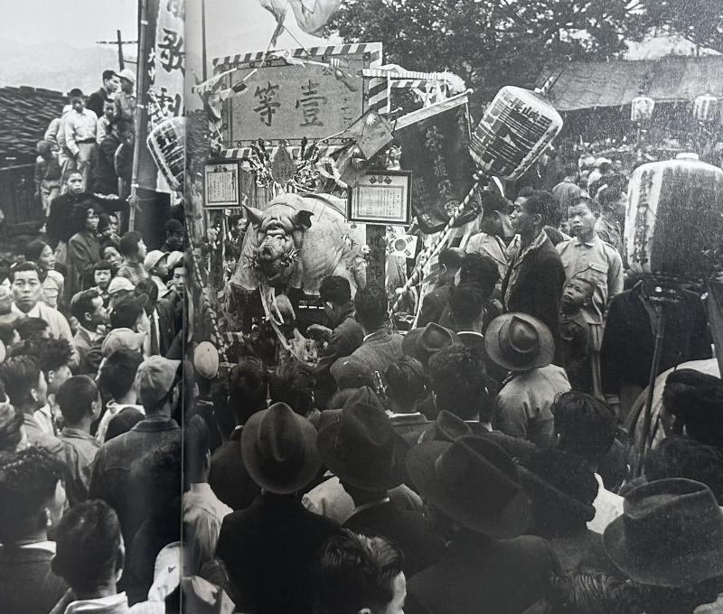 人山人海的壹等豬公1950年代中期（照片拍攝者：周玉麟翻拍）