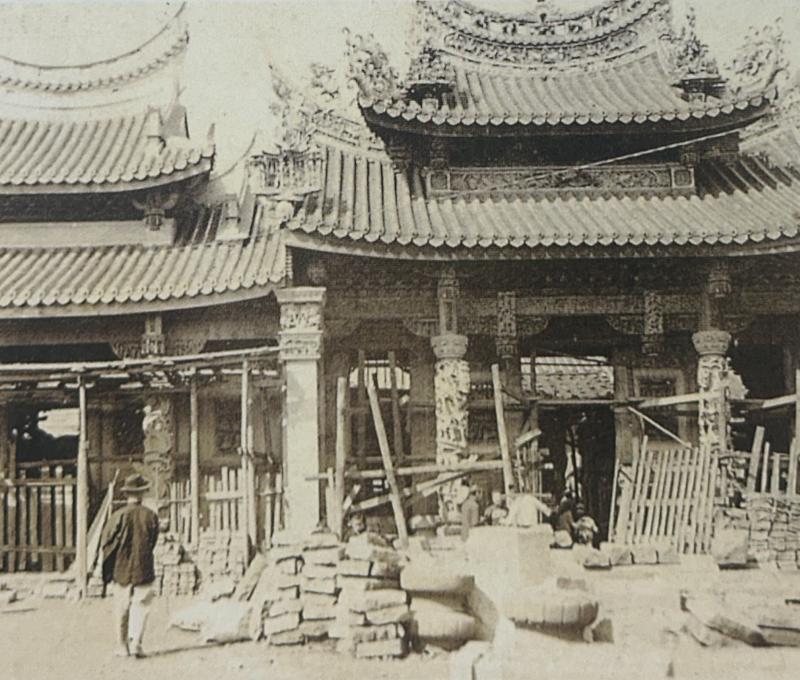 祖師廟1947年第三次重建時，廟埕堆滿了石材（照片拍攝者：周玉麟翻拍）