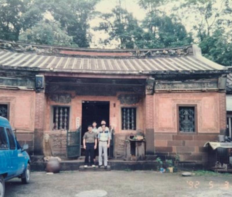 古厝建材大多自大陸泉州運來，包含石材、前埕石磚、
浮雕、雕梁畫棟、八仙浮雕，木構件等（照片拍攝者：黃瓊麗）