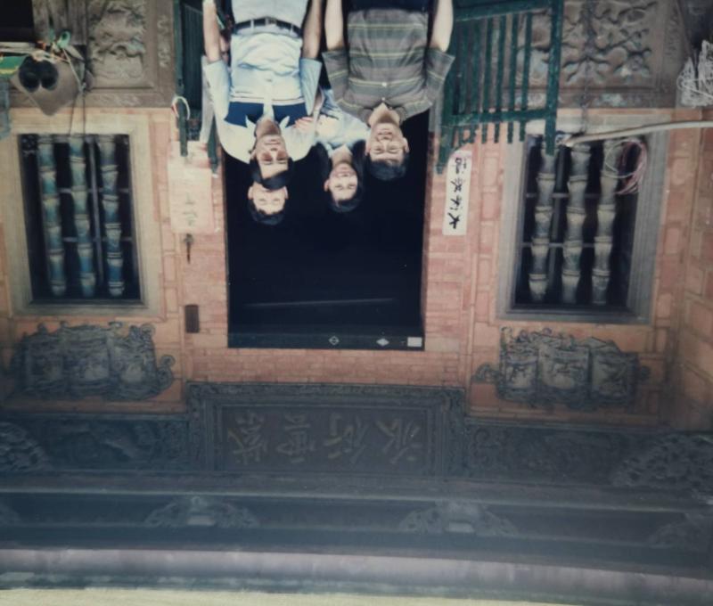 黃家後人在祖厝前合照（照片拍攝者：黃瓊麗）