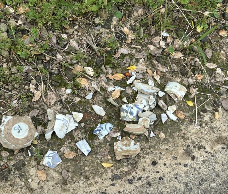 翁厝骨瓷破片（照片拍攝者：王信喜／拍照日期：2025/5/20）