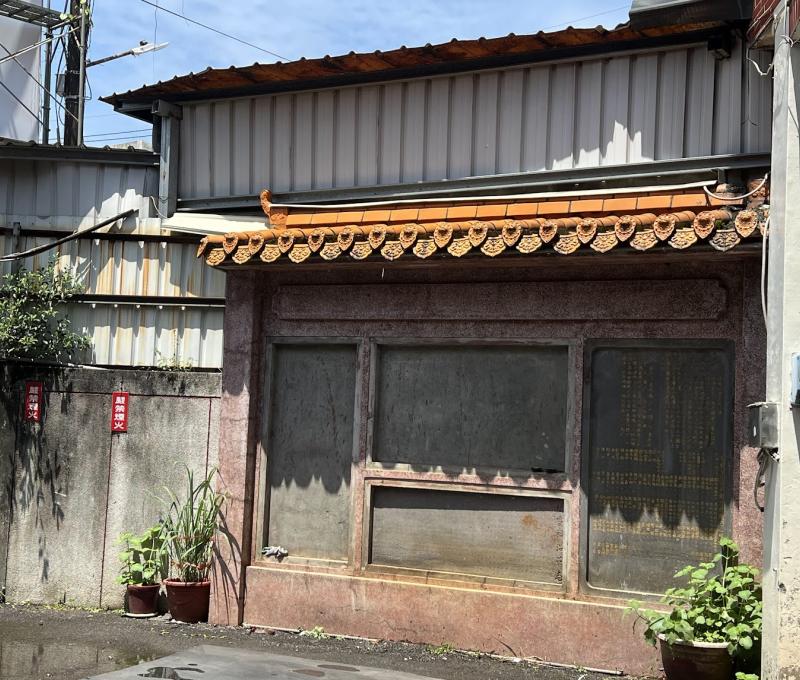 碑、誌 皆鑲在這牆上，且在戶外，所以沿革誌大多受損。（照片拍攝者：蕭秀梅／拍照日期：2025/5/30）