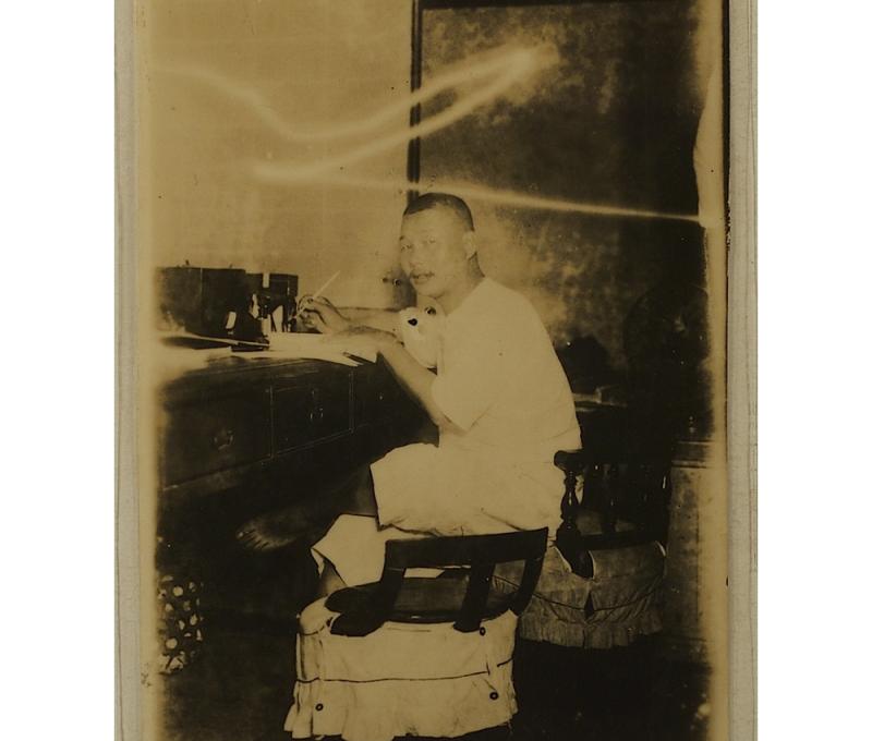 賴和於賴和醫院診療室（資料來源網址：財團法人賴和文教基金會／查詢日期：2025/6/14）