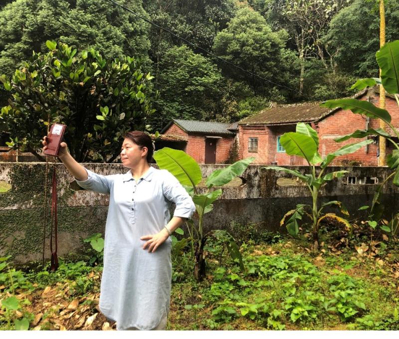 美女身後遠處是臺陽海山 正坑口（照片拍攝者：黃蕭添）