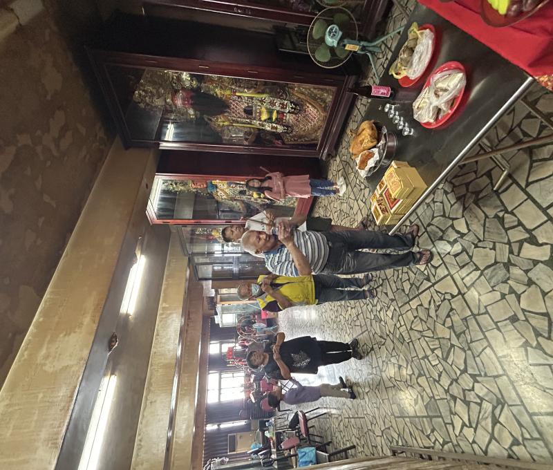 社長帶領大家祭拜帝君（照片拍攝者：王信喜／拍照日期：2025/5/27）