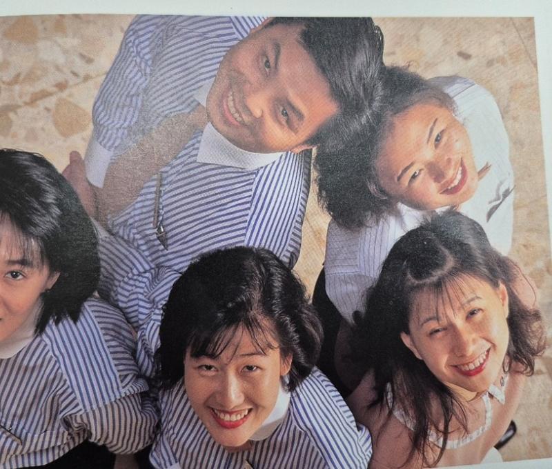 鴻禧大溪山莊於1994年開幕後旅館員工照片，中唯一男員工為作者（拍攝者：鴻禧大溪期刊）