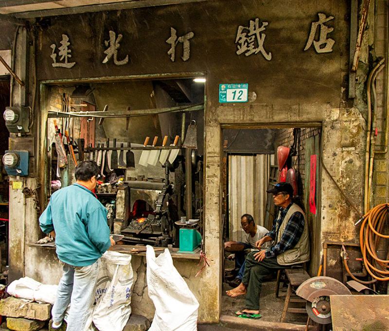 遠光打鐵店依舊還是堅持以炭起鼓風爐、打鐵爐。