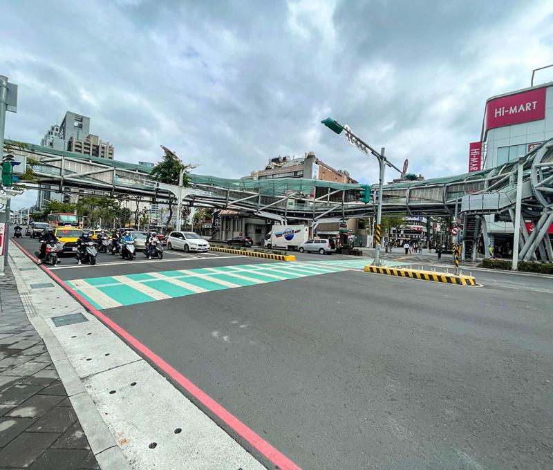 板橋遊龍天橋橫跨縣民大道