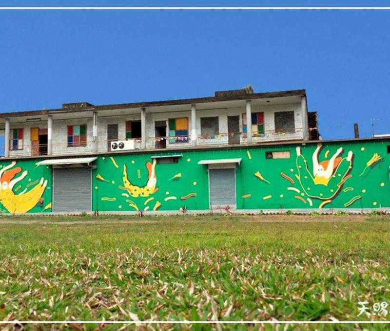 「富里製造農村實驗基地」外牆，有許多與藝術家合作的可愛彩繪。 照片提供者：天賜糧源