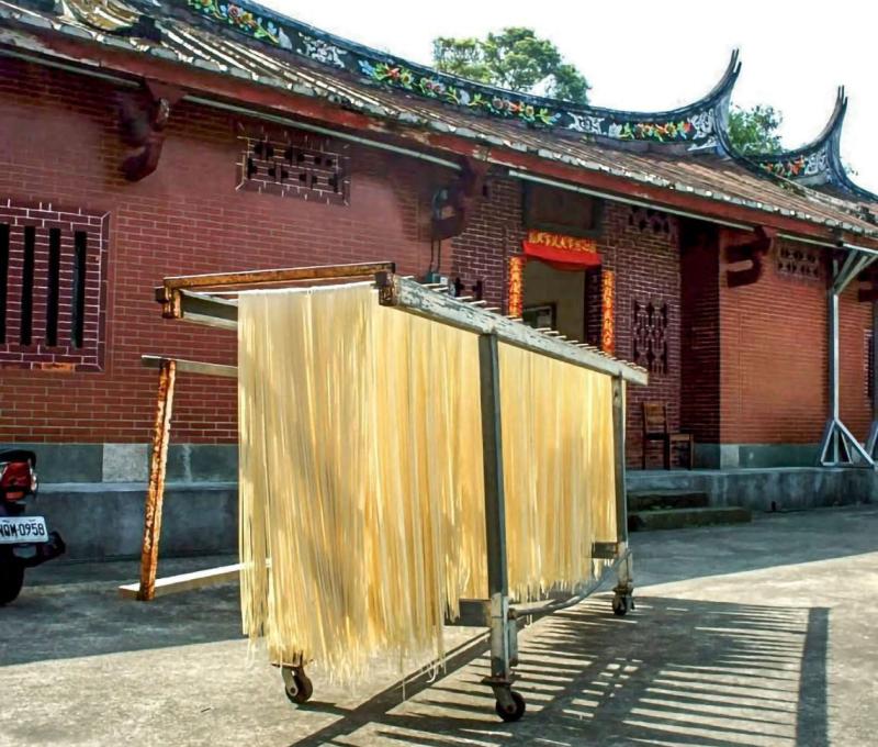 手工麵線在日光下自然風乾，展現傳統製麵工藝 照片提供者：黃君琪 / 拍攝日期：2025/03/06