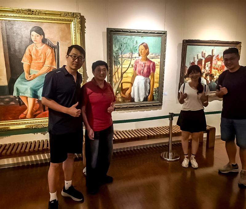 和李梅樹外孫邱天祿合影 照片提供者：曾期星 /拍攝日期： 2025/05/23