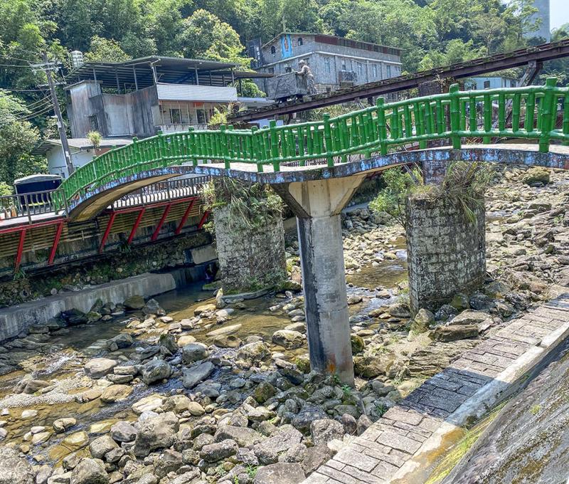 橋身是昔日的運煤舊道，礦工推著運煤車則是日後新加的雕塑