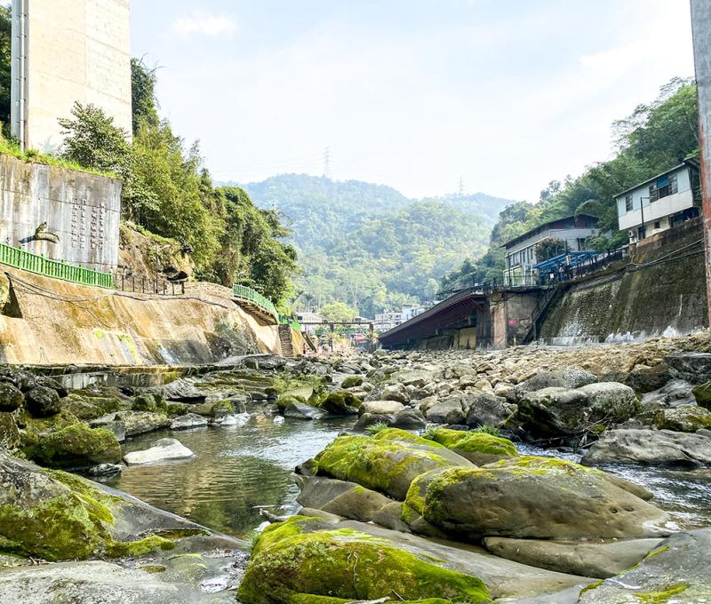 龍盤巨石護河川，於圖片中的左側，龍尾旁有題詩