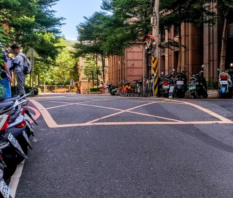 突起的柏油路面下是永豐圳的浮水圳段遺址