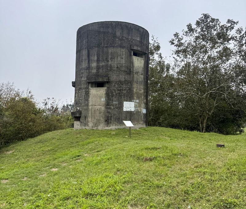 位於都會公園東側土丘上的戰後碉堡 照片提供者：蔡金鼎 / 拍攝日期：2025/04/03