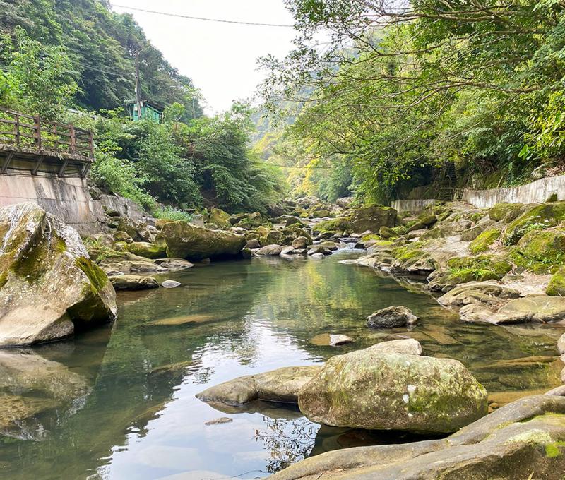 烏塗溪步道則是順著溪流蜿蜒著，平順好走，適合老少一起來