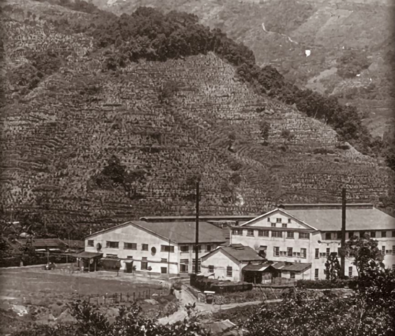 1920年代三井合名會社開發山林事業，經營三峽海山茶廠、大寮工廠、大豹工廠，規模設備均為東亞之冠。照片拍攝者：北大高中三峽學教師團隊