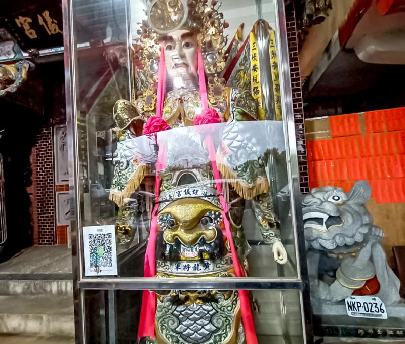 在廟外龍邊，供奉黃龍將軍神將。照片拍攝者：黃秋菊 / 拍攝日期：2022/09/15
