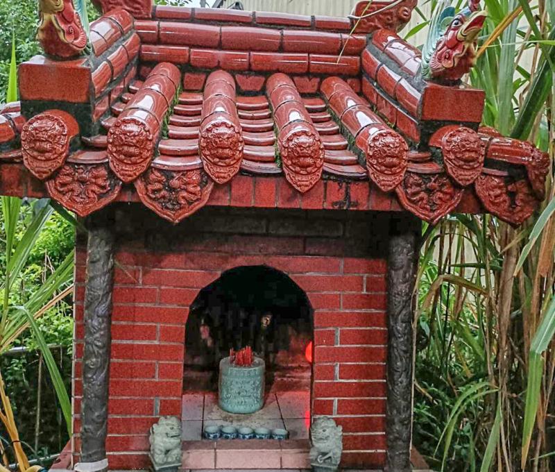 在廟外龍邊前方神廟，供奉五營將軍。照片拍攝者：黃秋菊 / 拍攝日期：2022/09/15