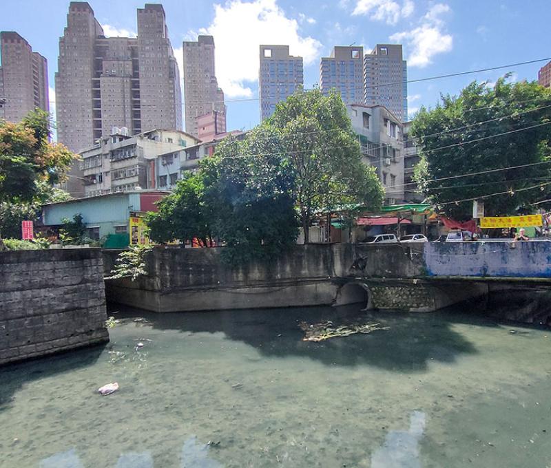 瓦磘溝南、北支流的匯流處而稱雙江口