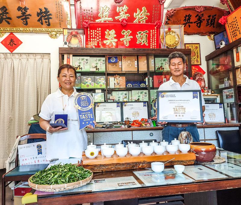 碧螺春茶、蜜香紅茶分別榮獲比利時國際風味暨品質評鑑(ITQI)二星、三星評鑑的佳績2。照片拍攝者：北大高中三峽學教師團隊