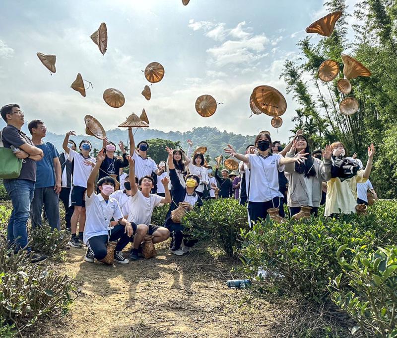 學生開心至茶園體驗採茶樂趣。照片拍攝者：北大高中三峽學教師團隊