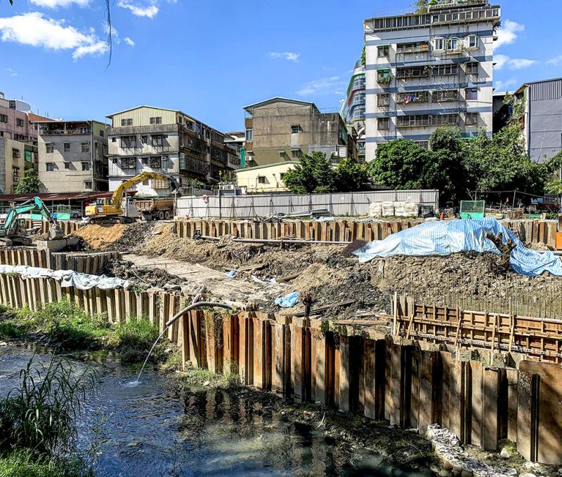 礫間淨化工程施工中的景象