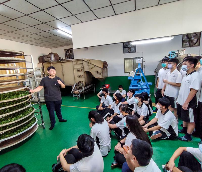 學生實際參與感受茶葉採摘、萎凋、炒菁、揉捻、烘乾等過程1。照片拍攝者：北大高中三峽學教師團隊
