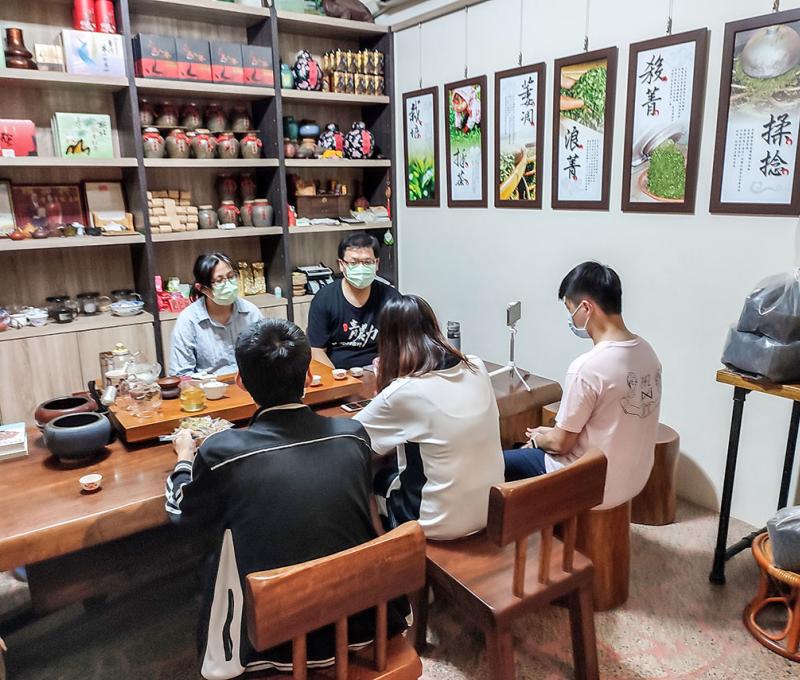 統一茗茶現任的經營者第三代的顏志峰先生，對於茶文化的推廣不遺於力。照片拍攝者：北大高中三峽學教師團隊