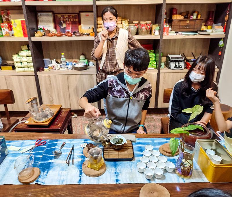 帶領學生至茶行體驗沖泡與品茗樂趣。照片拍攝者：北大高中三峽學教師團隊