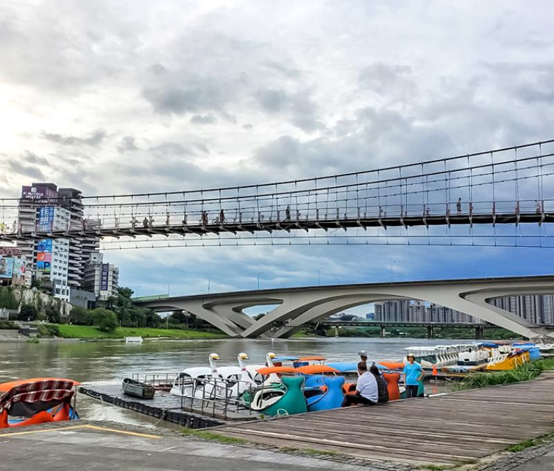 碧潭吊橋及高速公路碧潭橋。照片拍攝者：賴素卿 / 拍攝日期：2022/09/04