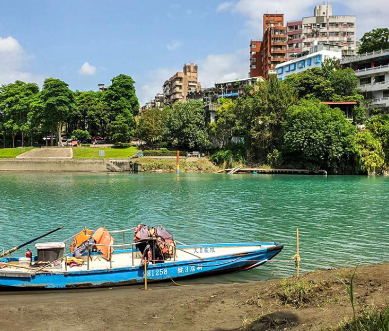 目前僅有一艘渡船，每天一位擺渡人服務遊客。照片拍攝者：賴素卿 / 拍攝日期：2022/09/20