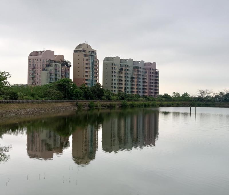 倒影在新福圳的依托邦。照片拍攝者：洪光君／拍攝日期：2021/4/15