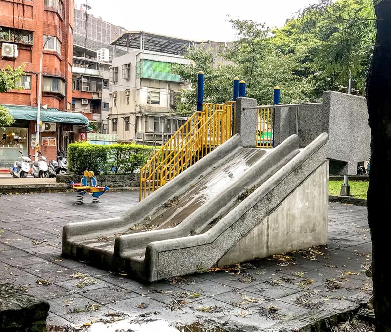 萬年公園內溜滑梯。方文樹 / 拍攝日期：2022/09/13