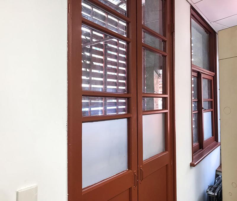 二樓的木門窗。照片拍攝者：方文樹 / 拍攝日期：2022/09/16