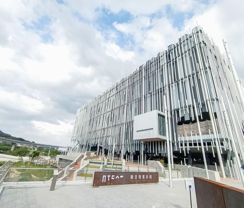美術館外觀是銀白蘆葦意象造型。照片提供者：黃秋菊 / 拍攝日期：2023/08/13