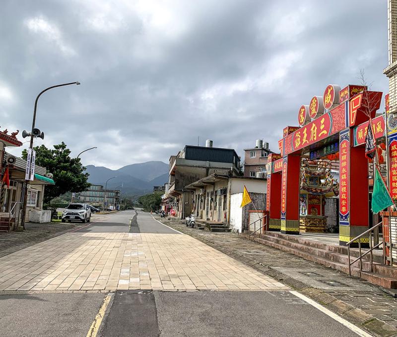 從大馬路可以看到廟，光武坑道入口隱身在廟後。照片拍攝者：張珈綺 / 拍攝日期：2024/1/2