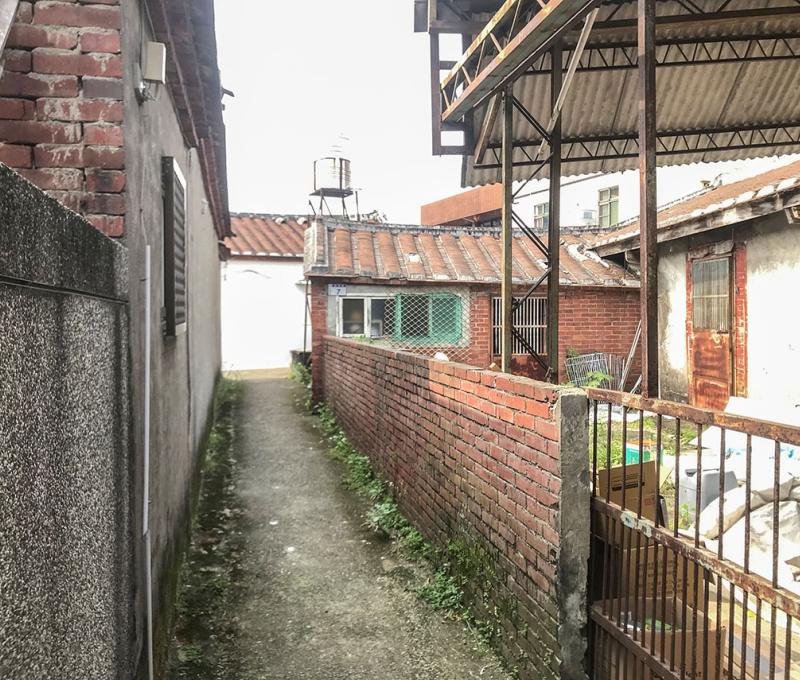 左邊有人居住，右邊已人去樓空。照片拍攝者：方文樹 / 拍攝日期：2022/3/16