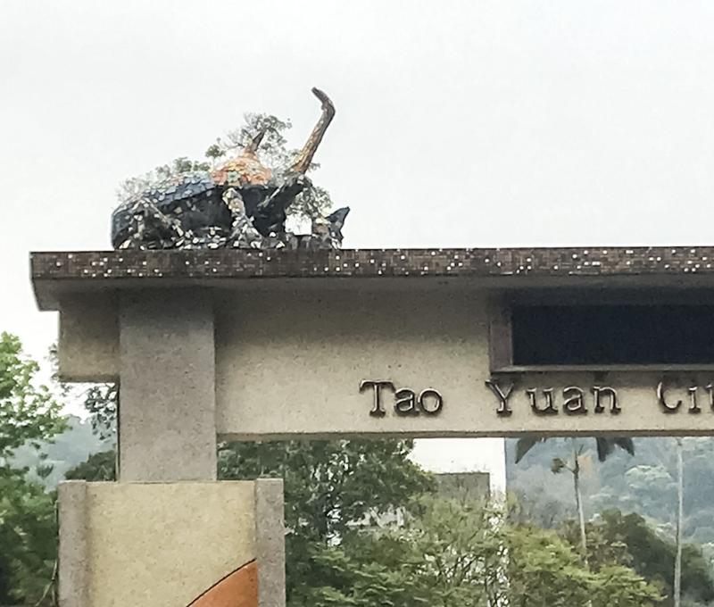 福安國小校門上面的獨角仙。照片拍攝者：方文樹 / 拍攝日期：2022/3/16