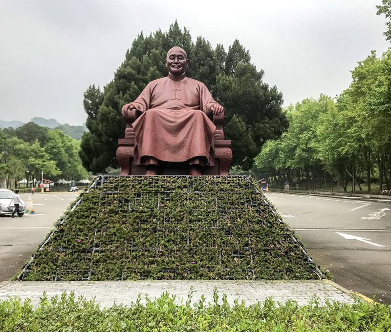 遊客中心停車場入口的蔣介石銅像。照片拍攝者：方文樹 / 拍攝日期：2022/3/16