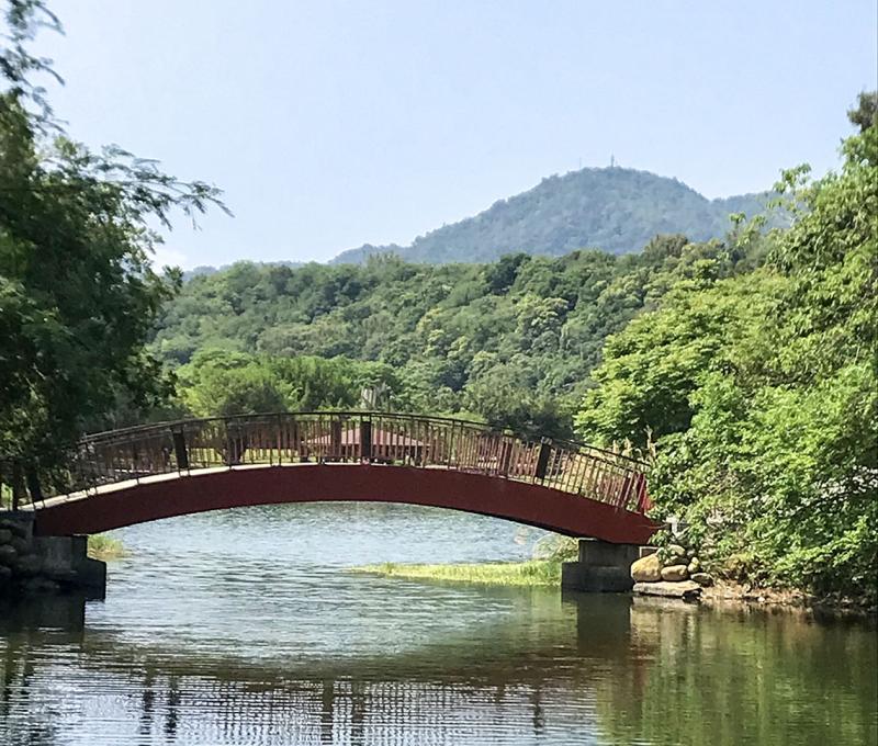 生態公園內埤塘上之拱橋。照片拍攝者：方文樹／拍攝日期：2022/04/13