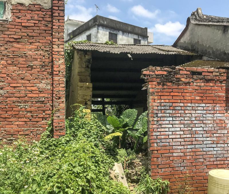 荒廢空屋，雜草叢生。照片拍攝者：方文樹／拍攝日期：2022/04/13