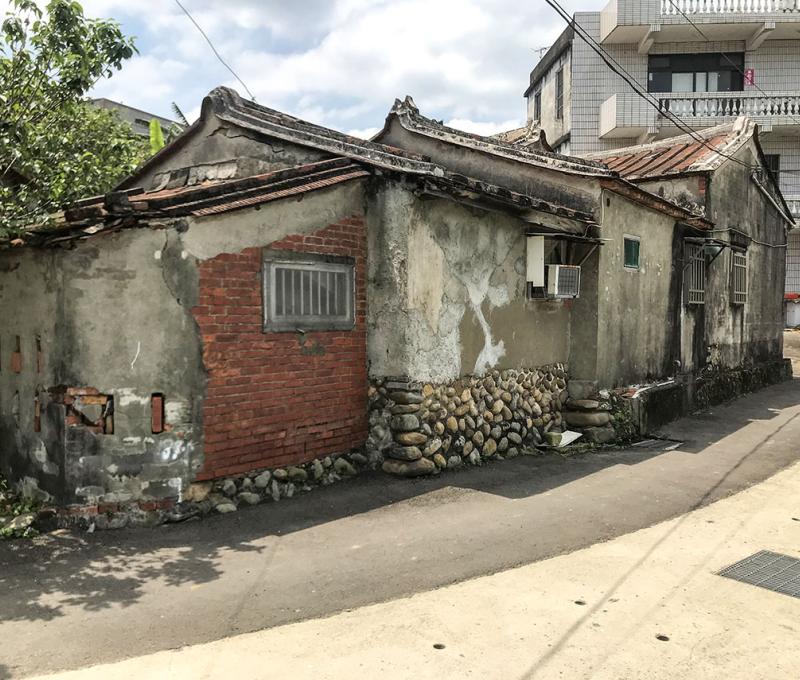 社區內船艇老屋與樓房並存。照片拍攝者：方文樹／拍攝日期：2022/04/13