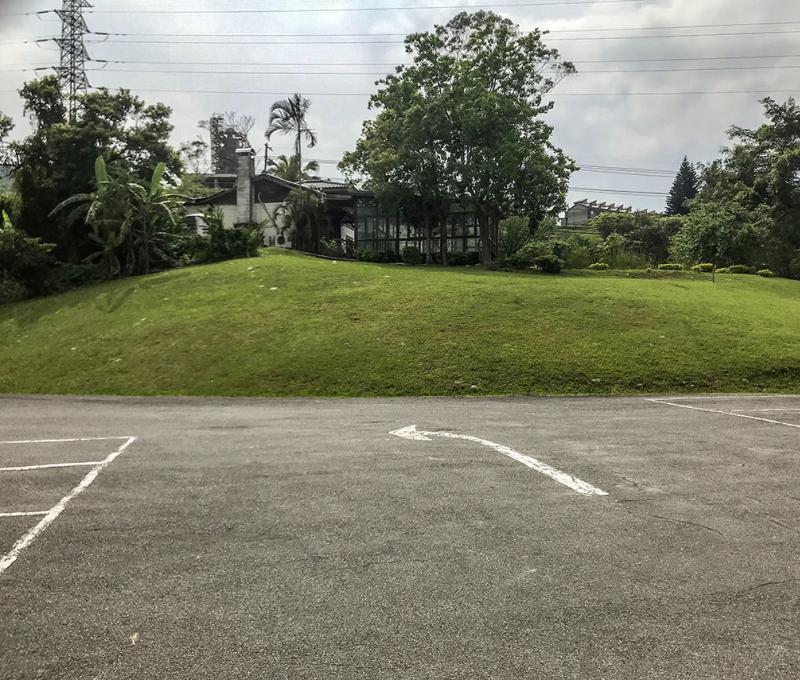 會館旁邊的停車場。照片拍攝者：方文樹／拍攝日期：2022/04/13