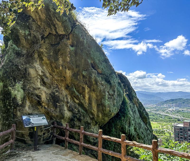 鶯歌石旁有解說牌。照片提供者：林美惠 / 拍攝日期：2023/08/14