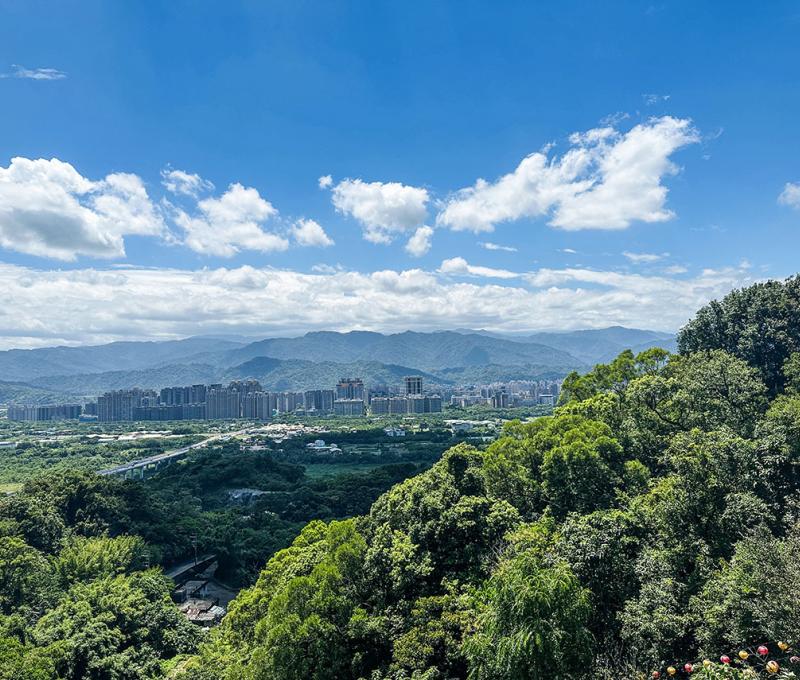 碧龍宮廣場遠眺北大社區。照片提供者：林美惠 / 拍攝日期：2023/08/14