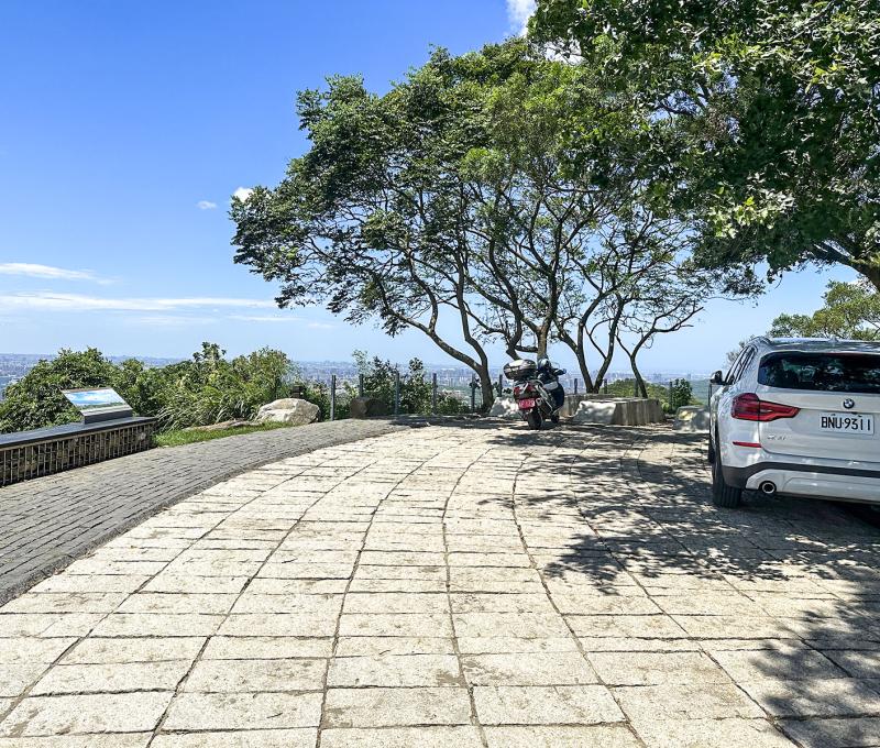 大榕樹旁廣場，汽車可到。照片提供者：林美惠 / 拍攝日期：2023/08/14