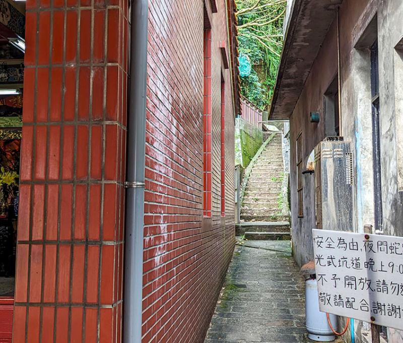 看見一條小路可往上走可以看到光武坑道入口。照片拍攝者：林韋伶 / 拍攝日期：2024/1/2