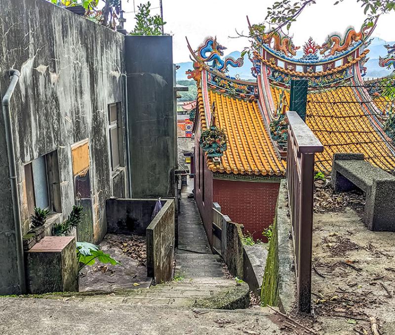 從坑道平台往下看小路。照片拍攝者：林韋伶 / 拍攝日期：2024/1/2